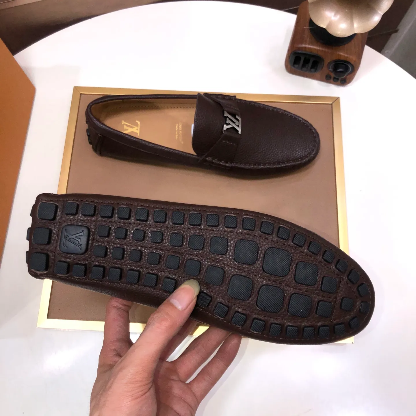 Men's men's shoes 💰420💰 [LV Doudou shoes] (water-dyed cowhide lining) new model is on the market, available on the official website. The new Doudou shoes are processed into single-color materials, and the uppers are made of imported cowhide material. The body of the shoe is fully hemmed with mark thread, and is lined with imported original cowhide leather. The elegant shoe shape is super suitable for all-matching, and the size is 38-44.